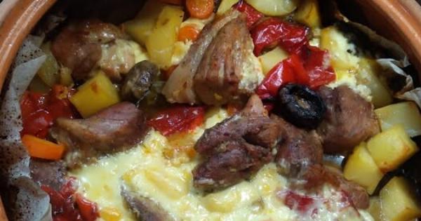 Εξοχικό στο πήλινο με χοιρινό και λαχανικά, ζουμερό και εύκολο φαγητό φούρνου με τέλεια κρούστα τυριού