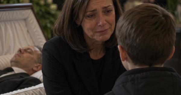 Στην κηδεία του συζύγου μου, ένας έφηβος που δεν είχα ξαναδεί ποτέ πλησίασε και μου ψιθύρισε: «Μου υποσχέθηκε ότι θα με φροντίζατε»