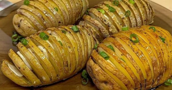 Πατάτες φούρνου με σκόρδο και μυρωδικά: Η εύκολη συνταγή που γίνεται ανάρπαστη