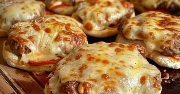 Μίνι Πίτσα-Μπέργκερ στο φούρνο: Η πιο εύκολη συνταγή για το τέλειο snack.