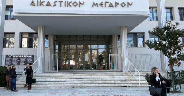 Έκτακτο: Λιποθύμησε η πρόεδρος της δίκης για τα βίντεο των Τεμπών – Τι έχει συμβεί