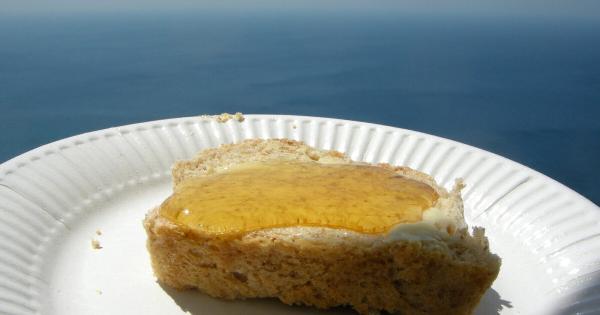 Παραμονή Πρωτοχρονιάς αλείψτε μια φέτα ψωμί με μέλι : Το τελετουργικό για καλή τύχη και αφθονία που λίγοι ξέρουν