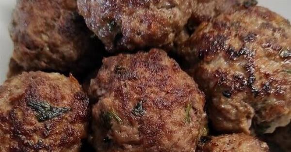 Οι πιο ζουμεροί κεφτέδες της γιαγιάς – Το μυστικό υλικό που τους κάνει ακαταμάχητους!
