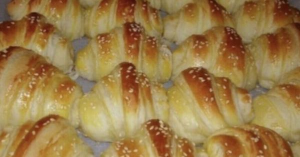 Όλοι μου ζητούν τη συνταγή: Τα πιο αφράτα σπιτικά κρουασανάκια που ψήνονται σε μόλις 8 λεπτά!