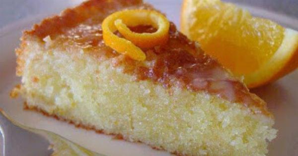 Αφράτη πορτοκαλόπιτα που γίνεται πάντα τέλεια