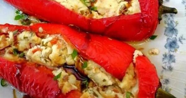Πιπεριές Φλωρίνης γεμιστές με τυριά στο φούρνο