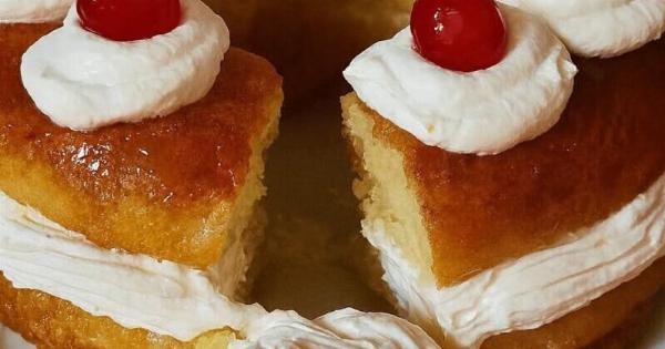 Σιροπιαστός μπαμπάς με σαντιγί και μαρμελάδα: Η εύκολη συνταγή που γίνεται ανάρπαστη