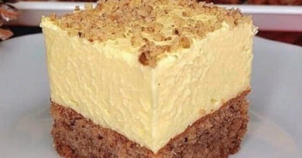 Καρυδόπιτα με κρέμα σιροπιαστή: Το εύκολο γλυκό ταψιού που γίνεται ανάρπαστο