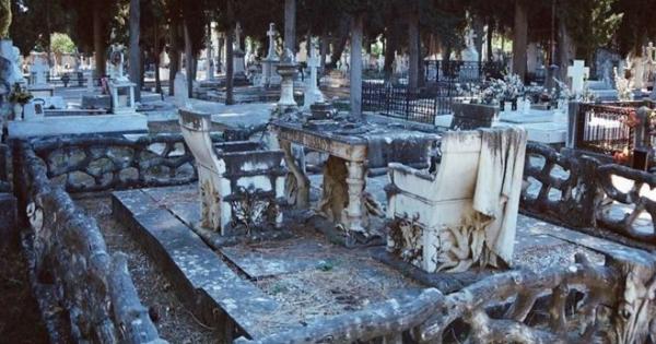 Μια τραπεζαρία με πρωινό, 3 καρέκλες με ονόματα παιδιών κι ένα σαμιαμίδι να σκαρφαλώνει: Auτoς είναι ο πιο Avατpιxιαστικoς Tάφoς στην Ελλάδα – Ποιανού είναι