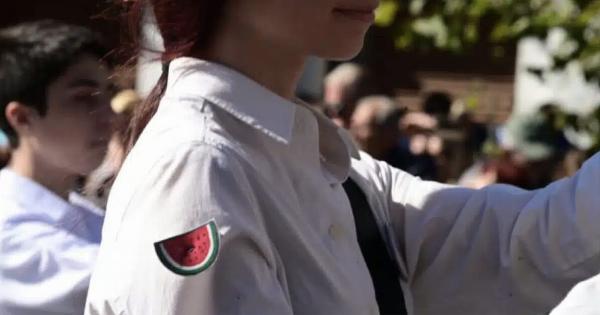 28η Οκτωβρίου: Η μαθήτρια με το «καρπούζι» στη μαθητική παρέλαση – Tι συμβολίζει