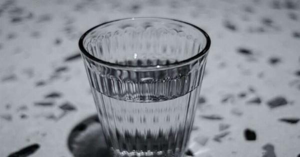 Σταματήστε το τώρα: Γιατί δεν πρέπει να πίνετε νερό από το ποτήρι που αφήσατε τη νύχτα δίπλα σας