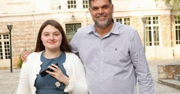 Δημήτρης Παπανικολάου: Η κόρη του, Άρια μιλάει για τον αυτισμό και τη συμμετοχή της στην ταινία με τον Μπραντ Πιτ