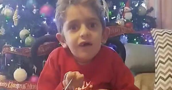 O Παναγιώτη Ραφαήλ μας τραγούδησε τα κάλαντα και στέλνει μια μεγάλη αγκαλιά