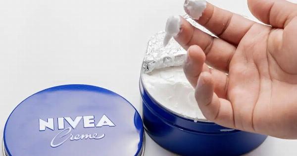 Ένας φαρμακοποιός ξεκαθαρίζει πού δεν πρέπει να εφαρμόζεται η κρέμα Nivea στο μπλε κουτί
