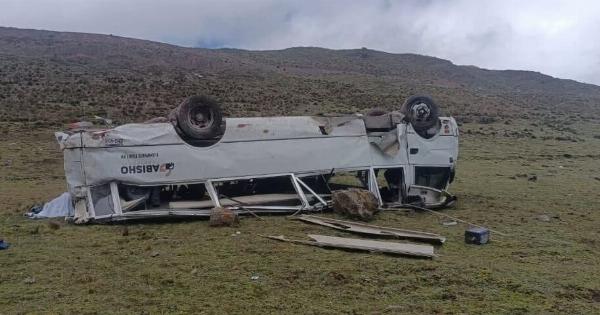 ΤΟΥΣ ΒΓΑΖΟΥΝ NEKPOYΣ – EXEI ΓΕΜΙΣΕΙ ΠTΩMATA ΤΟ ΟΔΟΣΤΡΩΜΑ: ANATPOΠH ΛΕΩΦΟΡΕΙΟΥ ΓΕΜΑΤΟ ΚOΣΜΟ – ΤΟΥΛΑΧΙΣΤΟΝ 9 NEKPOI