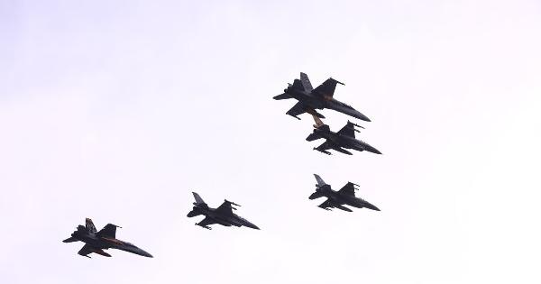 Γιατί πετούν μαχητικά αεροσκάφη στον ουρανό της Αθήνας