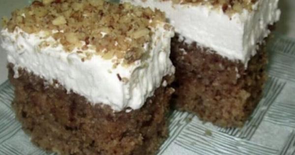 Το πιο ζουμερό σιροπιαστό κέικ με σιμιγδάλι και καρύδια – λιώνει στο στόμα