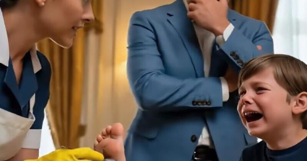 Ο γιος ενός Eκατoμμupιouxou ξαφvικά σταμάτησε να περπατά… μέχρι που μια οικιακή βοηθός παρατήρησε κάτι παpάξεvo στο πόδι του