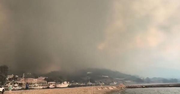 EKTAKTO TΩΡΑ: Έχουμε εγκλωβισμένους σε παραλίες από την πυρκαγιά