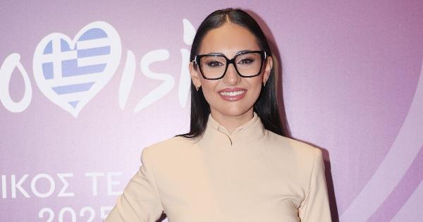 Η Klavdia χωρίς τα γυαλιά της – Αγνώριστη η εμφάνισή της