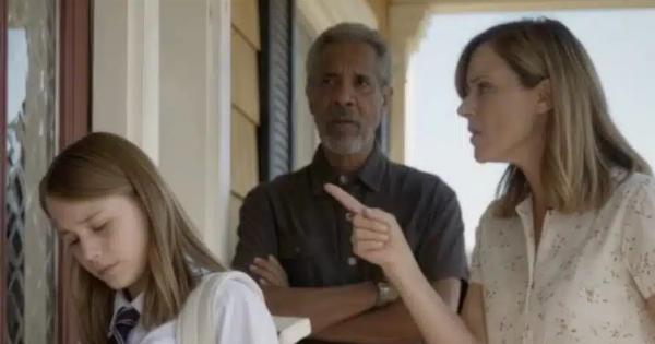 Μόλις στα δεκατέσσερά της, την πέταξαν έξω από το σπίτι επειδή ήταν έγκυος — χρόνια αργότερα, η επιστροφή της άφησε όλη την οικογένεια σε σοκ