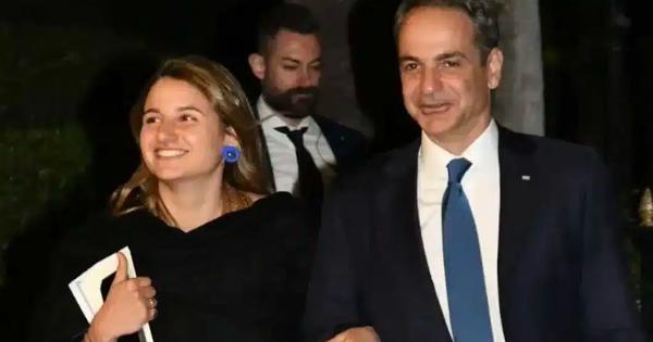 Σάλος με τις φωτογραφίες της κόρης του Μητσοτάκη: Έτσι εμφανίστηκε στο δείπνο με τον Εμανουέλ Μακρόν