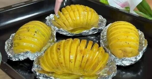 Οι πιο τραγανές πατάτες φούρνου με σκόρδο που θα φτιάξεις