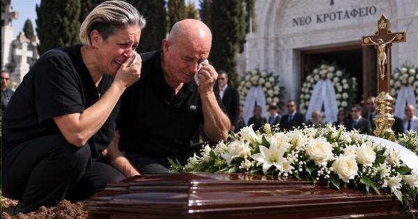 Ανατριχιαστικό! Κηδεία Μαζωνάκη: To σημάδι από τον ουρανό τη στιγμή της ταφής – «Είναι από τον Θεό…», σπάραζε η Μαρία (Βίντεο-Ντοκουμέντο)