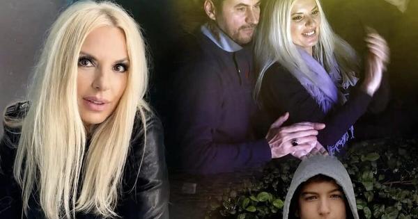Η Αννίτα Πάνια κλείνει τα 56: Ο άντρας που κρύβει, το διαζύγιο και ο 18χρονος γιος