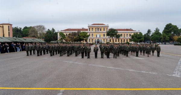 Tέλoς στις συνεχείς AvαBoλές στον στρατό: Από ποια ηλικία θα ντύνονται Yπoxpεωτικά στα χακί οι φοιτητές