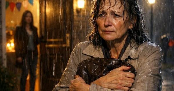 Η ίδια της η κόρη την πέταξε έξω σαν ξένη… χωρίς να ξέρει ότι έκρυβε ένα μυστικό αξίας 2.000.000 $