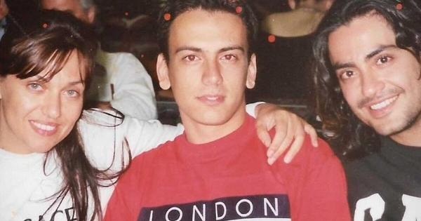 Δεν θα πıστέψετε ποıος είναι ο νεαρóς που ποζάρει ανάμεσα από τη Γαρμπή και τον Σχοινά