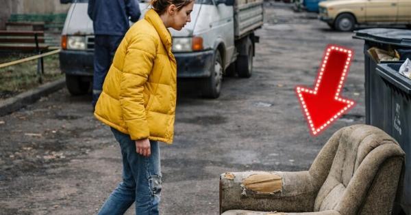 Μια γυναίκα βγήκε το βράδυ να πετάξει τα σκουπίδια και βρήκε στα απορρίμματα έναν σχεδόν καινούργιο καναπέ. Αποφάσισε να τον πάρει στο σπίτι: στο σπίτι, μαζί με τον σύζυγό της, άρχισαν να τον επισκευάζουν, αλλά ξαφνικά ο άντρας φώναξε: «Κοίτα τι είναι αυτό…»