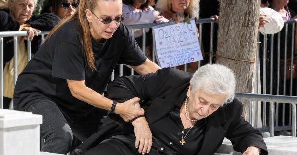 Σκηνές οδύνης! Κατέρρευσε στο μνημόσυνο η μάνα του Μαζωνάκη πάνω από το μνήμα:Την τραβούσε η Βάσω-“Παιδί μου σε φάγανε…”