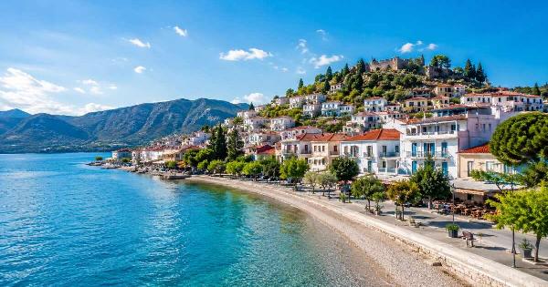 Θα νομίζεις ότι είσαι σε νησί αλλά πας με το αμαξάκι σου: Το παραθαλάσσιο «διαμάντι» με τα κρυστάλλινα νερά που ηρεμείς, τρως, κοιμάσαι χωρίς να πληρώσεις μία περιουσία