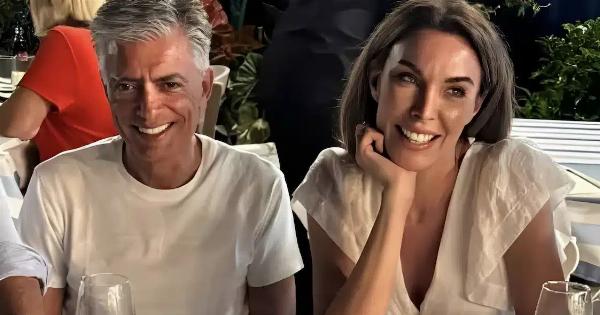 Ιέρεια του στυλ η Τατιάνα Στεφανίδου – Εμφανίστηκε με λευκό σανδάλι 610 εupώ για να φάει παϊδάκια