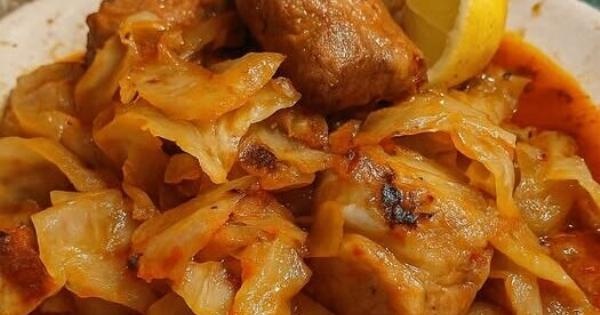 Το χοιρινό με λάχανο που θυμίζει μαμά και… δεν μένει σταγόνα