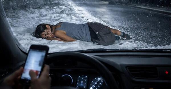 Βοήθησα μια κοπέλα που τον χειμώνα κειτόταν αναίσθητη στον δρόμο, φορώντας μόνο ένα μπλουζάκι· όμως αργότερα συνειδητοποίησα ότι εκείνη τη νύχτα λίγο έλειψε να χάσω τη ζωή μου εξαιτίας της