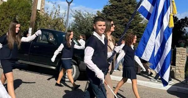 «Είμαι 1,60 αλλά χθες ένιωσα πιο ψηλή και από τον Αντετοκούνμπο», λέει η μητέρα του τυφλού σημαιοφόρου στο Αγρίνιο