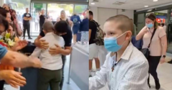 Συγκίνηση: Ο μικρός Νικόλας επέστρεψε νικητής στην Ρόδο μετά από την μάχη με τον καρκίνο – Δάκρυα χαράς στην υποδοχή