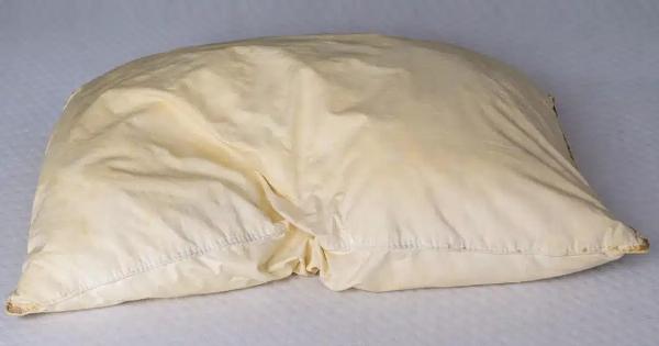 Πώς να καθαρίσετε τα βρώμικα μαξιλάρια για να είναι λευκά και να μυρίζουν ωραία