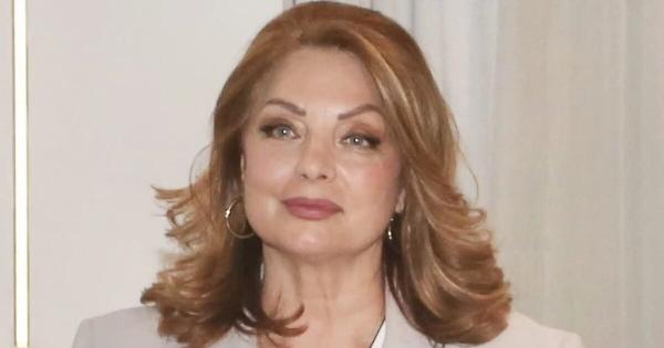 Λεοπάρ καφτάνι, πανύψηλο πέδιλο, πεντικιούρ στην πένα: Η Άντζελα Γκερέκου παραδίδει μαθήματα στιλ στα 67 της – Όλη η Σκιάθος… παραμιλά