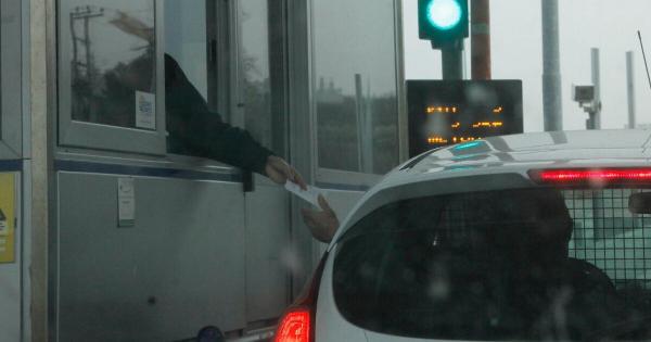 Περνούσε τζάμπα από τα διόδια για 6 μήνες και το έπαιζαν μάγκες: Όταν τους τσάκωσαν και τους είπαν πόσα χρωστάνε έχασαν τη μαγκιά και το χαμόγελο τους