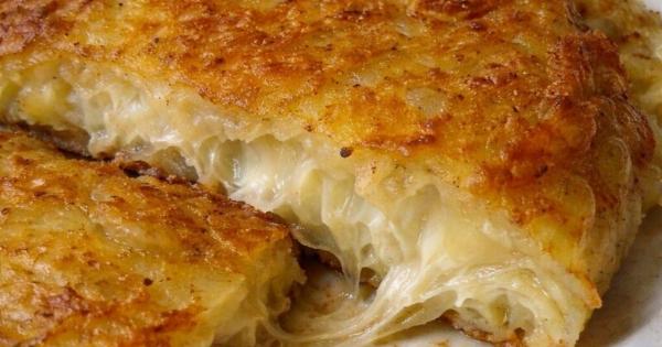 Πατάτες στον τρίφτη με λιωμένο τυρί – η πιο εύκολη συνταγή