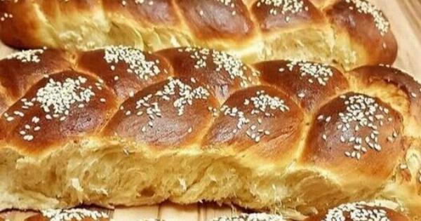 Έχω δοκιμάσει άπειρες συνταγές για τσουρέκια. Αυτά δεν τα αλλάζω με καμία! Αφράτα σαν σύννεφο