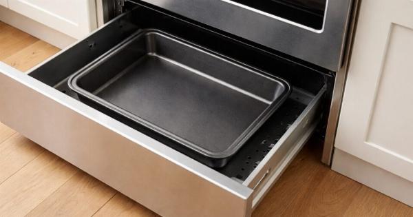 Το κάνουμε όλοι λάθος: Σε τι χρησιμεύει τελικά το συρτάρι κάτω από τον φούρνο