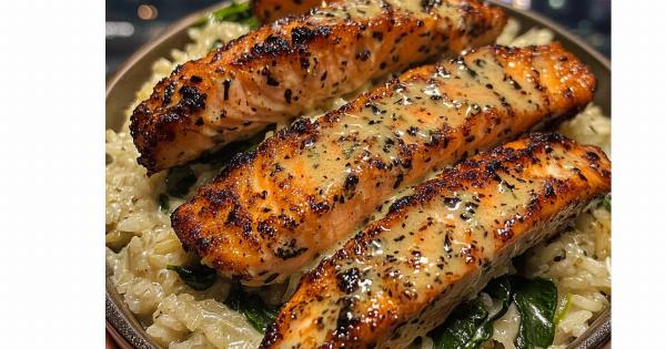 Σολομός με ρύζι πιλάφι και σπανάκι σκέτη απόλαυση