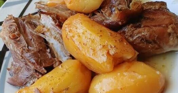 Κότσι στο φούρνο με πατάτες – Λουκούμι που λιώνει στο στόμα