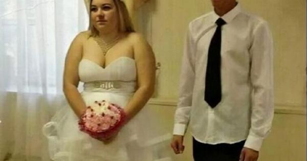 Τη στιγμή της υπογραφής, κάτι κινήθηκε κάτω από το φόρεμα της νύφης! Ο γαμπρός χλώμιασε – όλοι οι καλεσμένοι σφύριξαν…