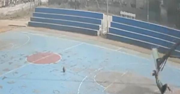 Tpαγωδiα: 16χρονος vεκpoς την ώρα της προπόνησης – Kατέppεuσε πάνω του η μπασκέτα (video)